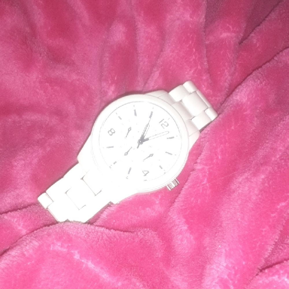 Elegant White Men's Chronograph Watch - Picture 3 of 7